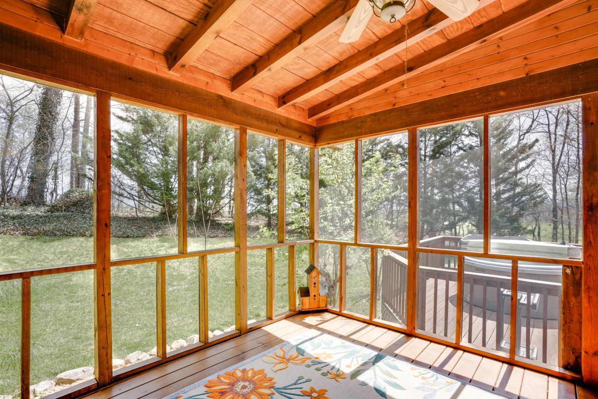 Hébergement de vacances Peaceful With Hot Tub, Deck And Fire Pit!