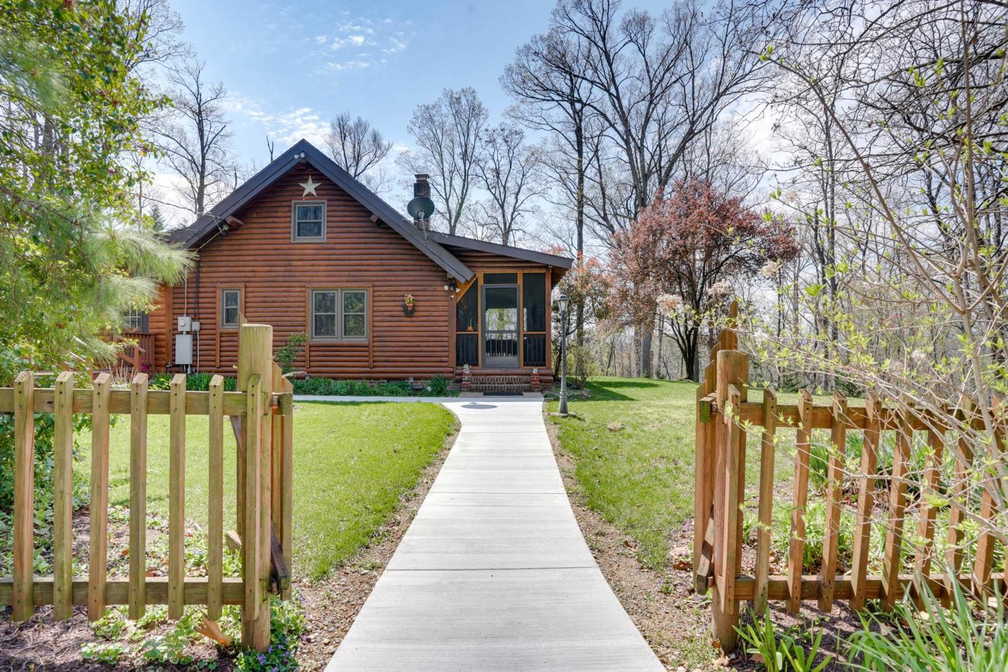 Hébergement de vacances Peaceful With Hot Tub, Deck And Fire Pit! *