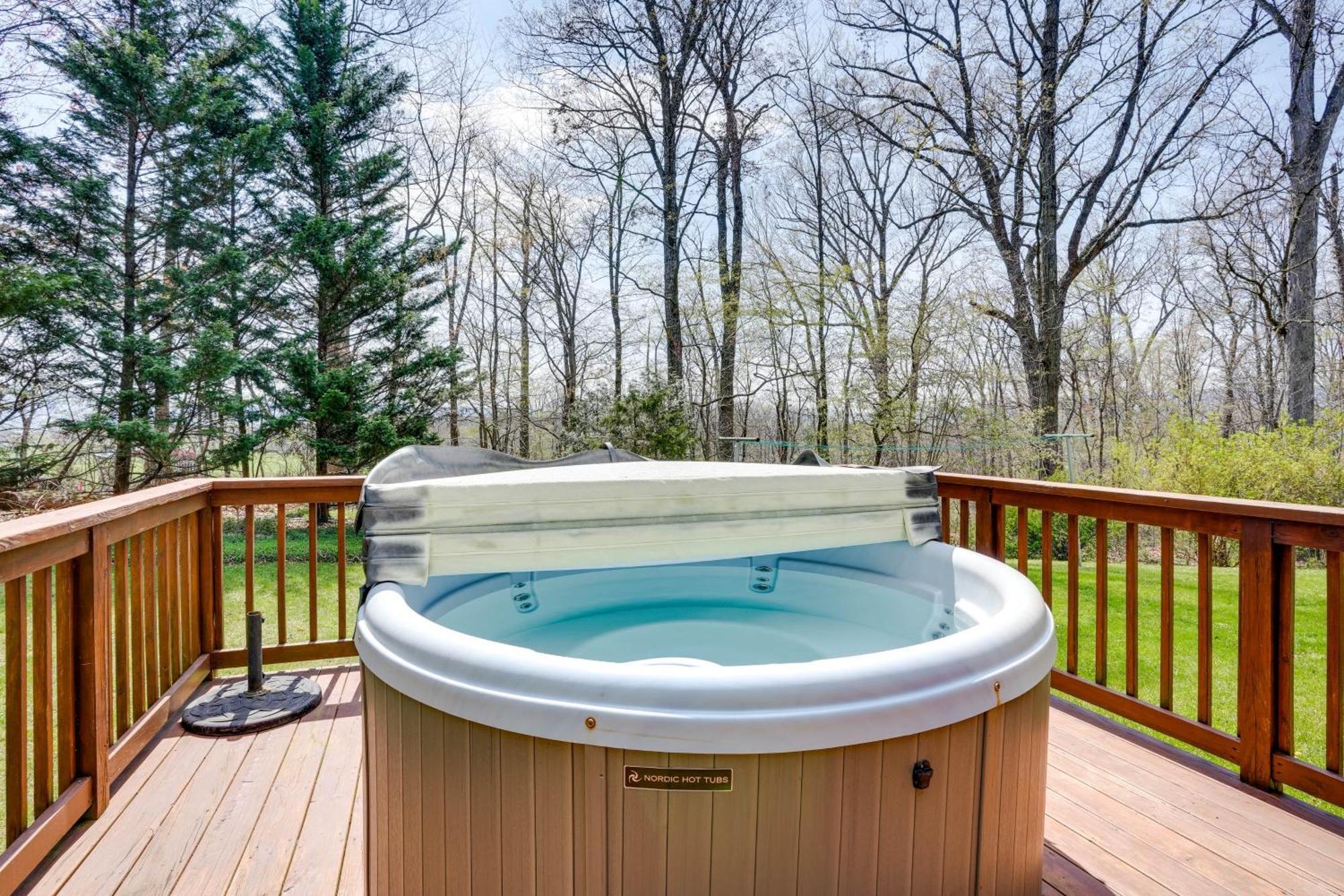 Hébergement de vacances Peaceful With Hot Tub, Deck And Fire Pit! Luray